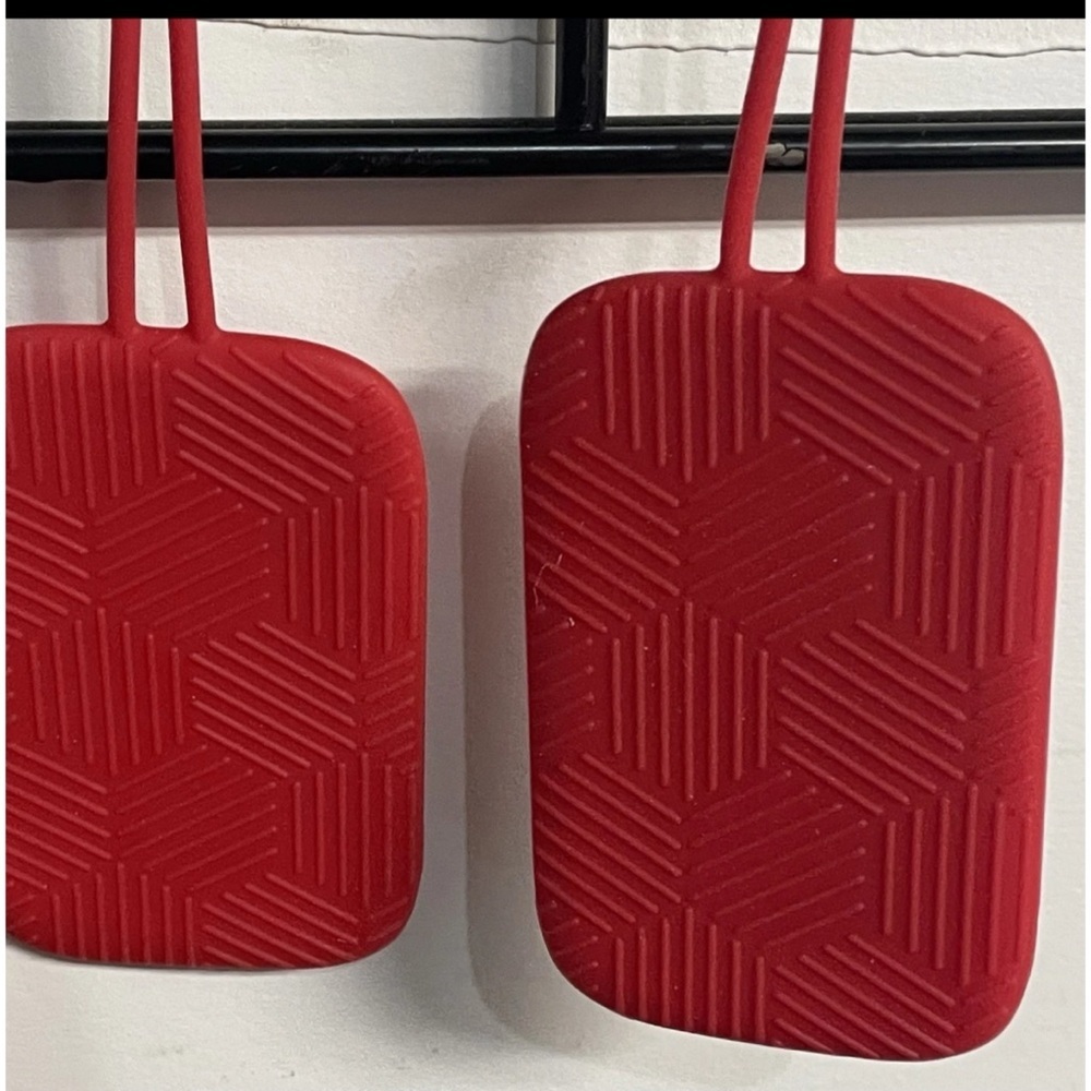 G FORCE Set of 2 Red Rectangle Luggage Tags Embossed Silicone 2.5" x 3" - Picture 2 of 3